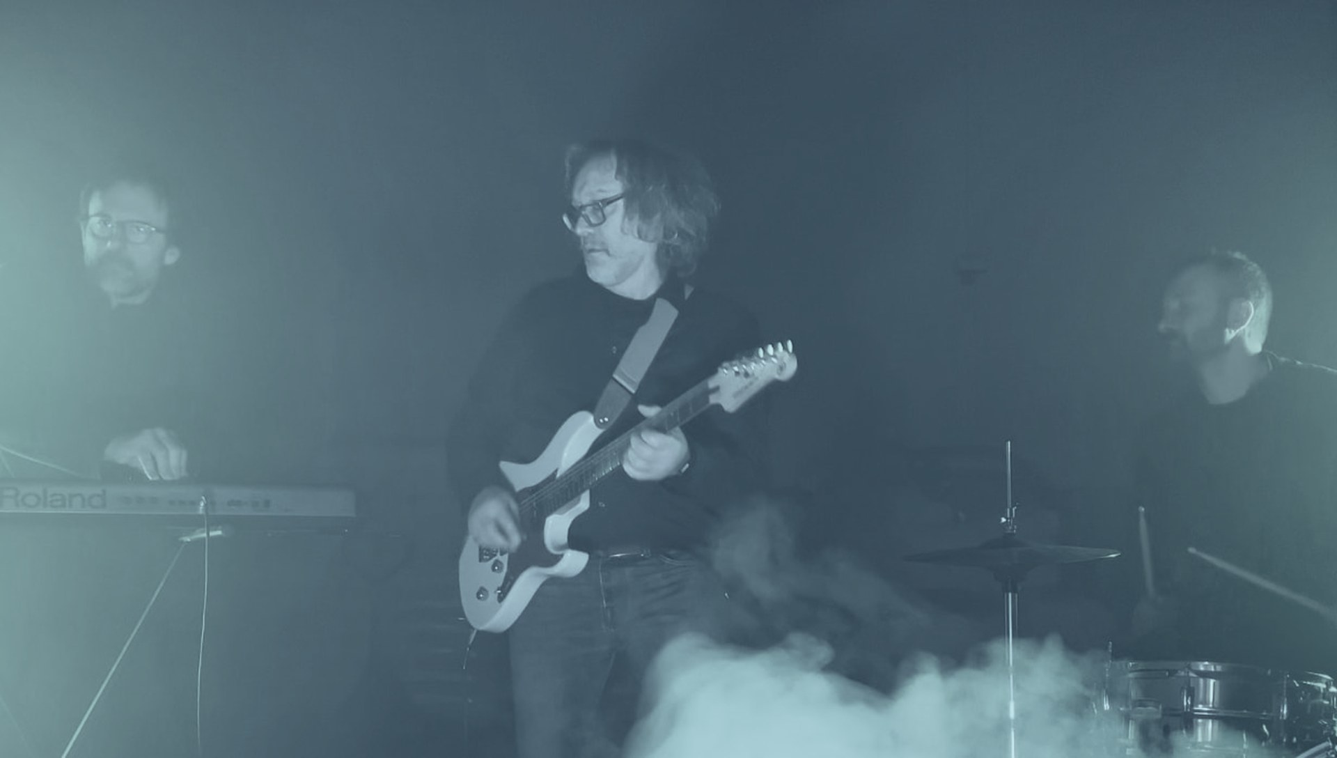 Il trio Lounge dal vivo: tastiere, chitarra e batteria tra fumo e luci